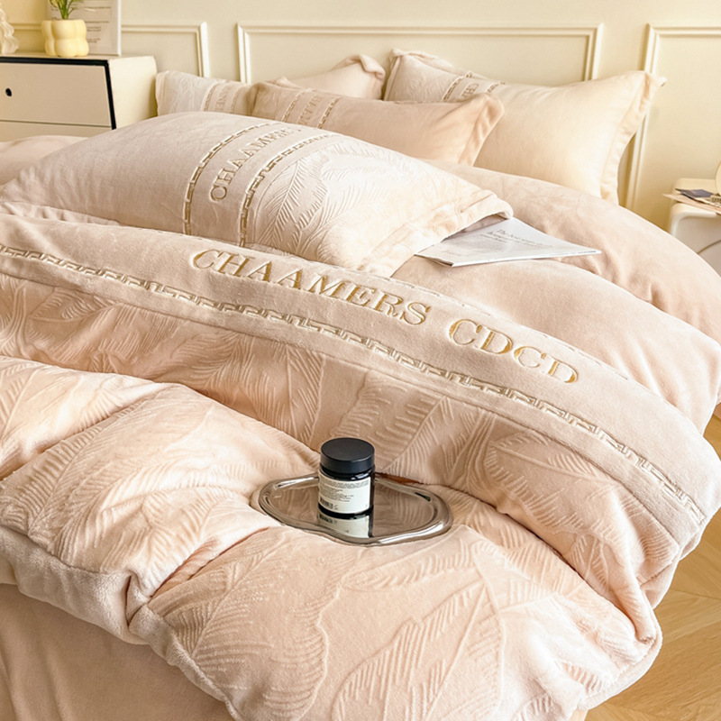 Cama de terciopelo de leche tallada de cuatro piezas 2024 nuevo estilo invierno engrosamiento coral funda de edredón sábana más terciopelo traje de tres piezas