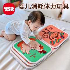 本を裂く赤ちゃんは布の本をかじって手を裂くことができます。