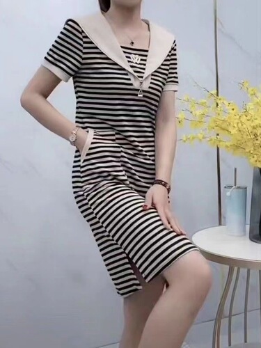 Dress 2025 new Douyin women, age reduction, young, slimming, large size, fat mm belly-covering, medium length skirt