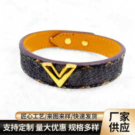 2025新款V字母皮手环小众个性设计感男女同款时尚简约时尚手饰