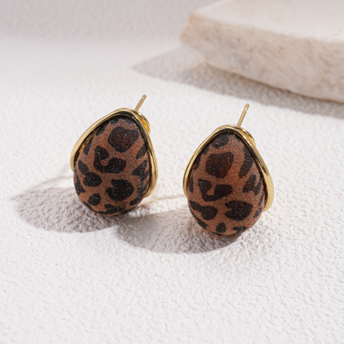 Otoño y invierno de Europa y los EE.UU. botones de aretes de aretes de aretes de nicho de alta calidad retrógrada en forma de U