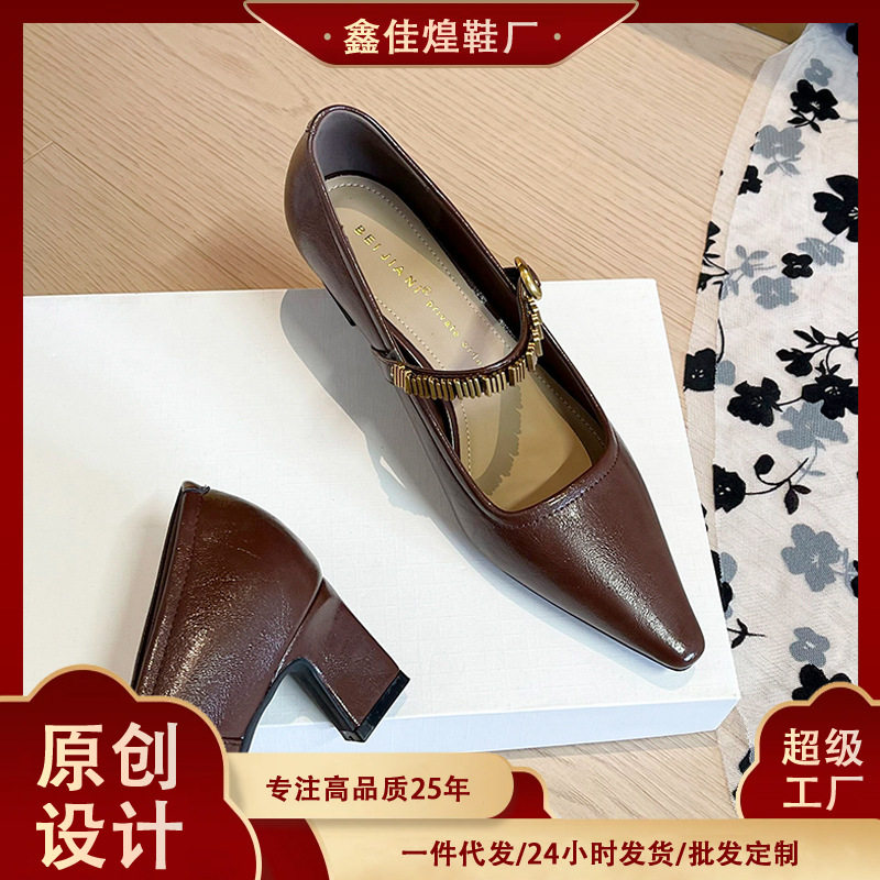 Giày cao gót nữ mũi vuông gót dày quai ngang đính xích, phong cách thanh lịch — Màu trắng nhạt, nâu, đen