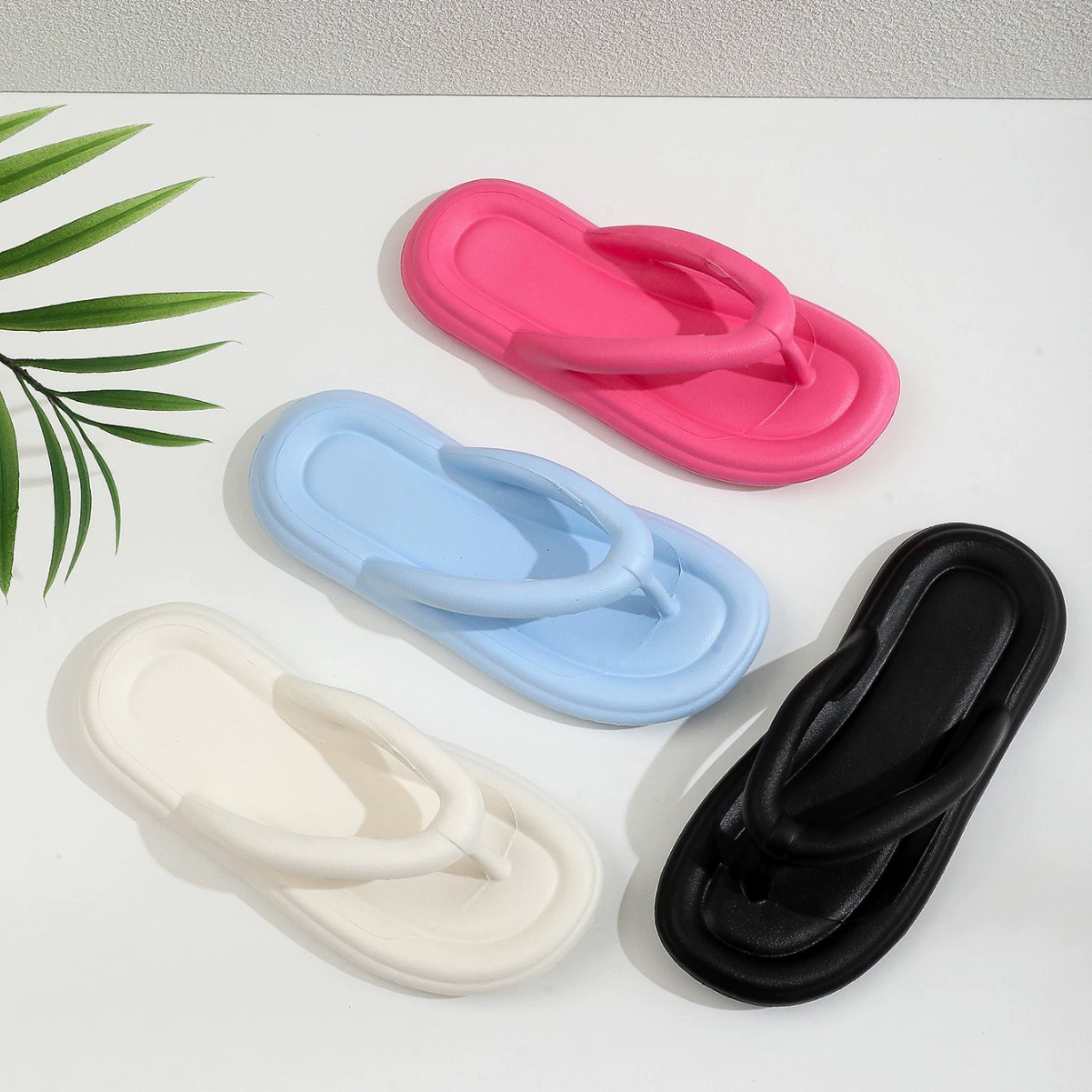 Фабрика 2025 новые летние пляжные шлепанцы для женщин, модные домашние и уличные плоские тапочки для пары на море.