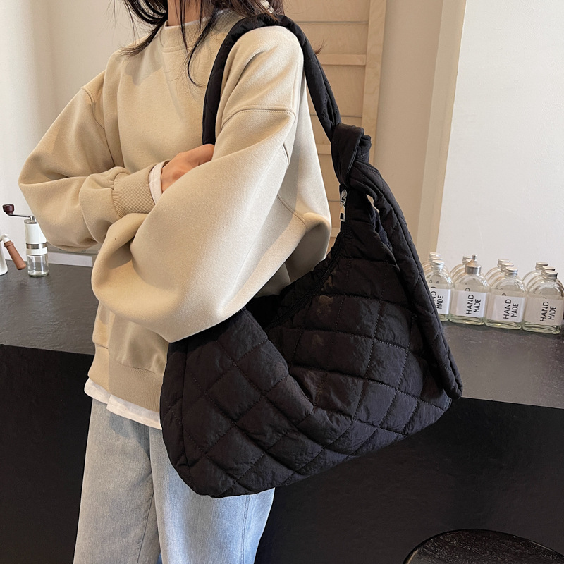 Nueva bolsa de mensajero de un solo hombro de nicho de Corea del Sur, bolsa de plumas, bolsa de lomo de gran capacidad, bolsa de tela suave ligera y resistente al agua