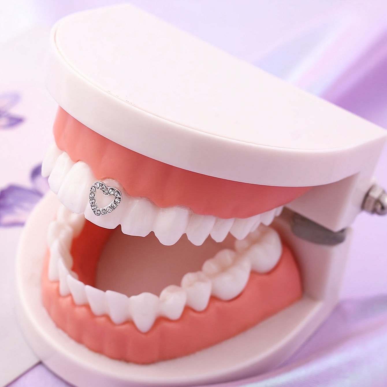Joyas dentales con strass en forma de corazón para dientes_voghion.com