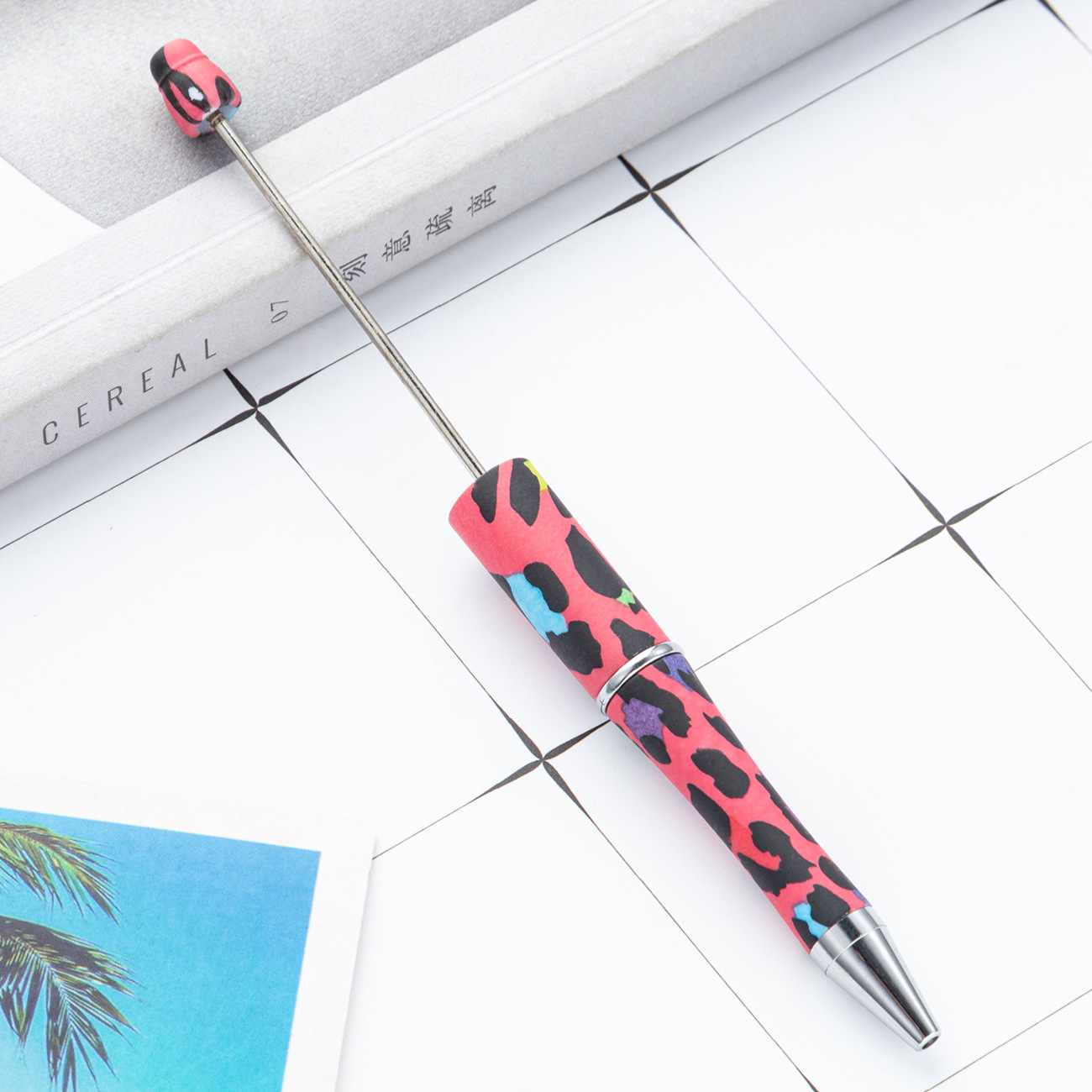 Pluma de cuentas de plástico bricolaje creativo hecho a mano estampado de leopardo pluma floral de cuentas de vaca impresión al por mayor nueva pluma de cuentas de plástico