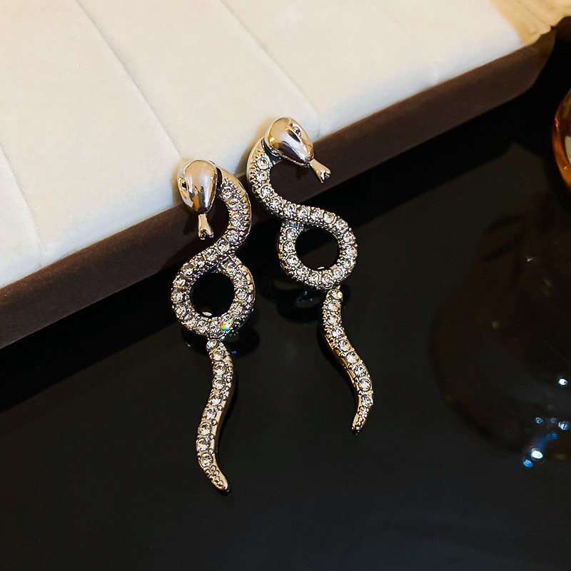 Boucles d'oreilles à tige en serpentine torsadée sertie de diamants pour la personnalité et le design des femmes_voghion.com