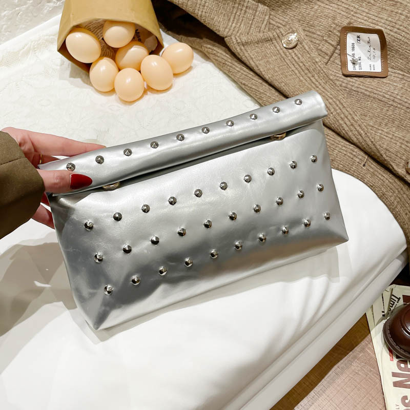 Borsa a tracolla da donna con borchie stile trendy_voghion.com