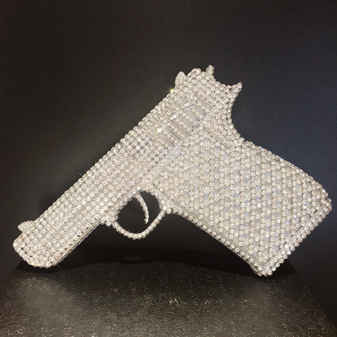 Seleccione estrictamente la nueva bolsa de cena con diamantes transfronterizos, bolsas de mano de diamantes en forma de pistola, bolsas de banquete europeas y estadounidenses, bolsas de diamantes llenas de personalidad