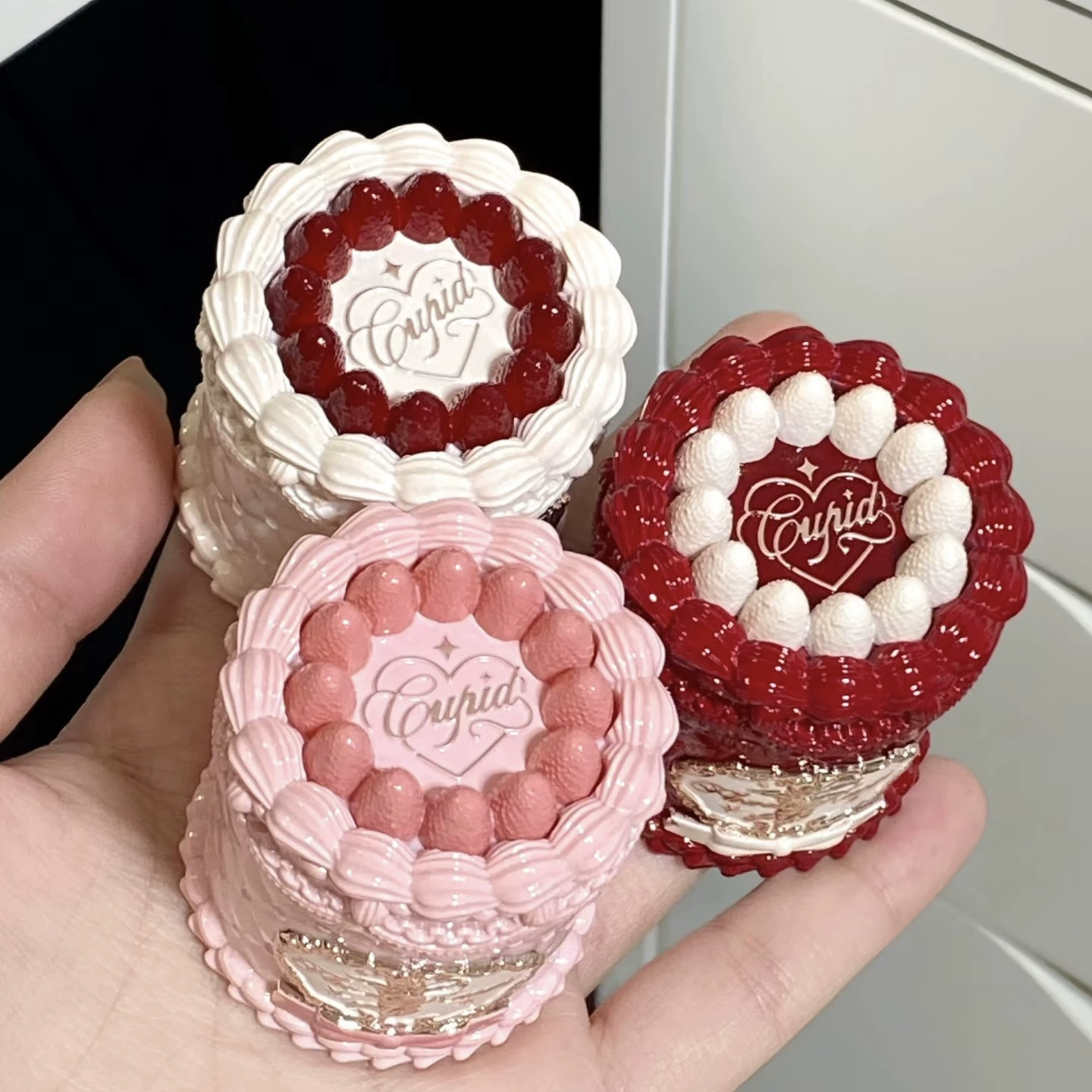Клубничный крем для губ, румяна для лица, духи, гуашь, компактная пудра, бальзам, подвеска, коробка для хранения