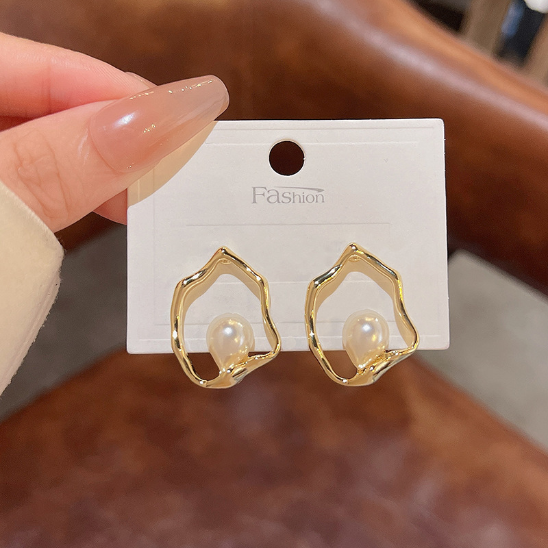 Design geometric creative earrings from pearl