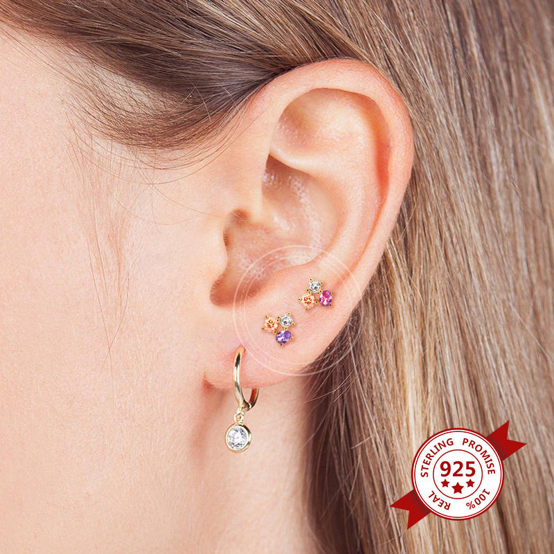 Européenne Et Américaine Sterling Argent Aiguille Simple Mode Tous-match Style Créatif Ins Stud Boucles D'oreilles De Femmes Micro-incrusté Ronde Coloré Cristaux Boucles D'oreilles Boucles D'oreilles display picture 4