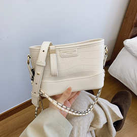 跨境新款包包2025女包时尚单肩斜挎水桶小包鳄鱼纹复古潮流浪包