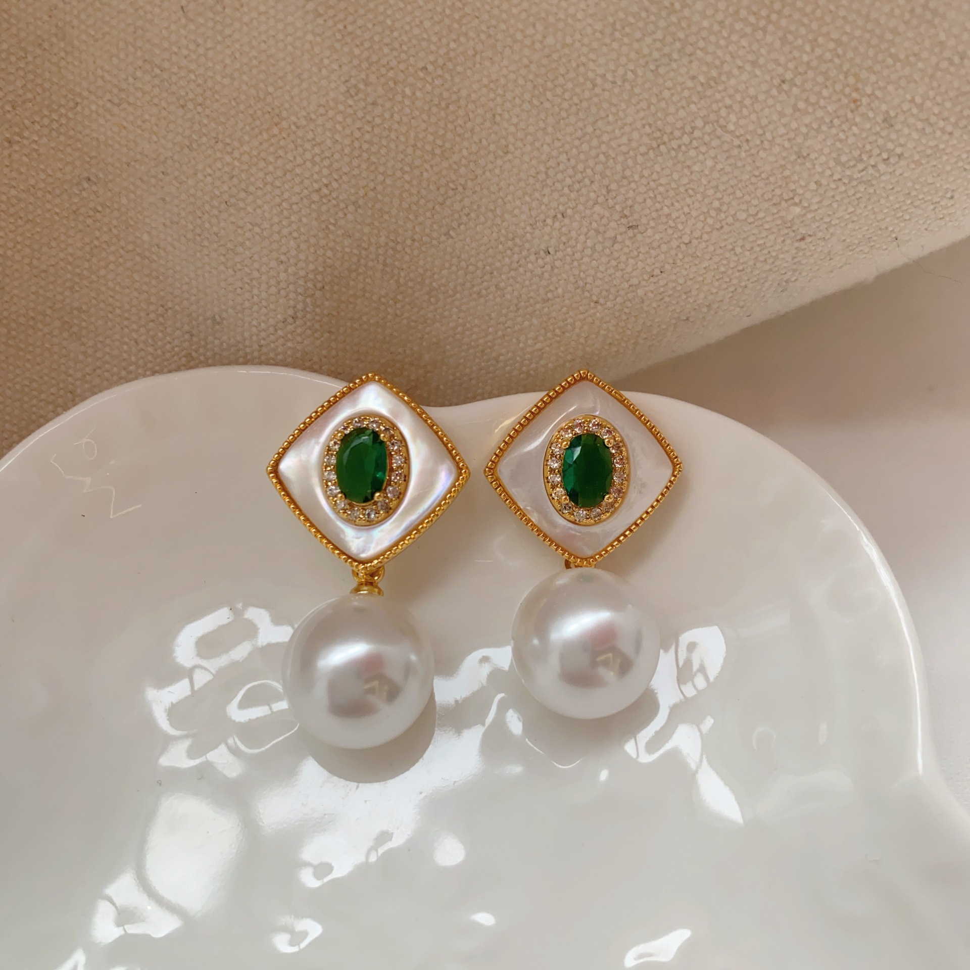 Aretes de perla de concha natural de moda de alta calidad aretes de concha en 2025 nuevos aretes de estilo de moda