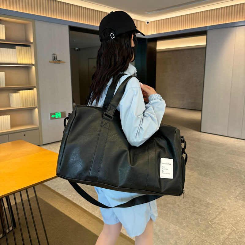 Bolsa de viaje multifuncional para exteriores Bolsa de gimnasio de color sólido con textura de pu de gran capacidad Bolsa de almacenamiento de mensajero de un solo hombro de ocio