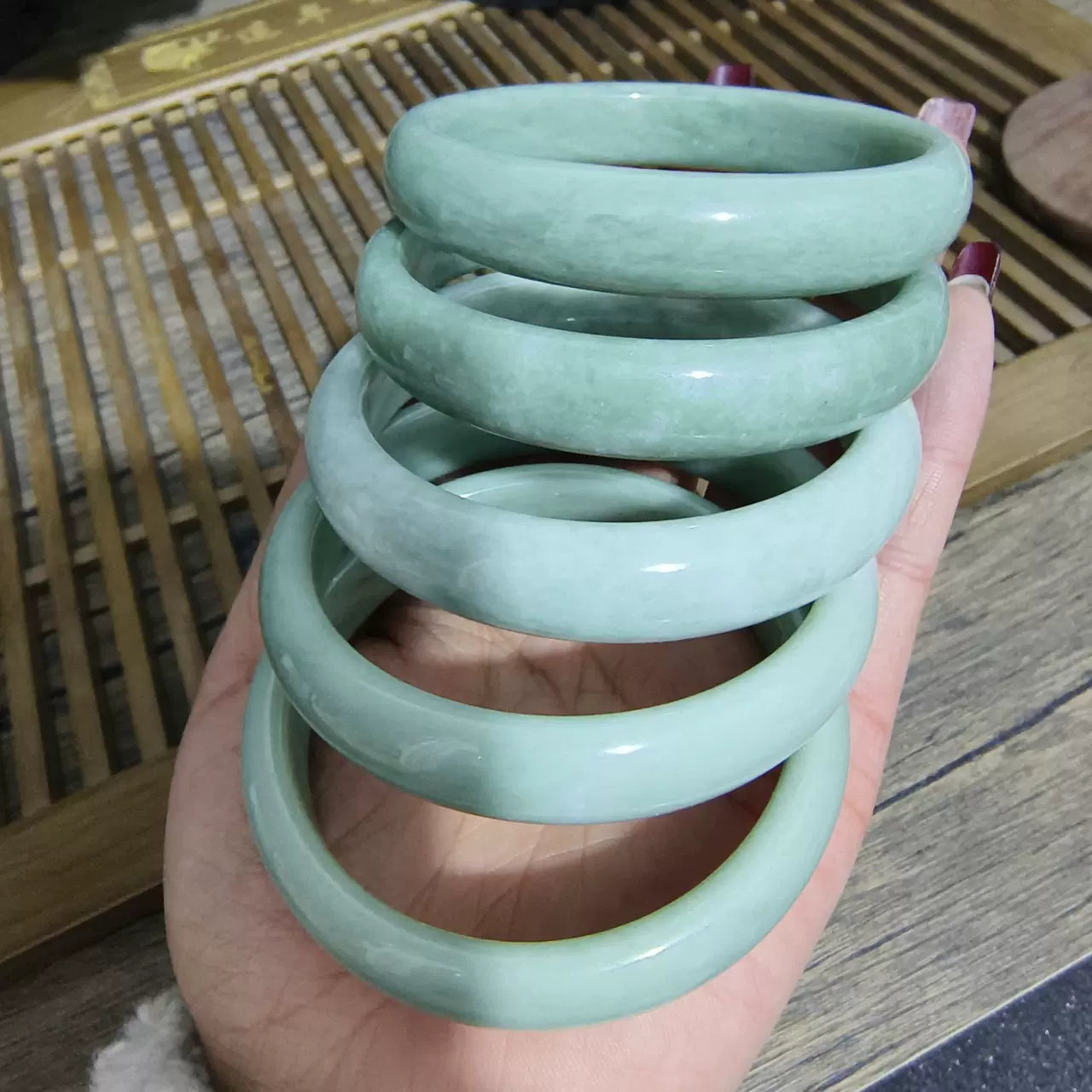 热卖正品天然女款翡翠玉手镯浅绿飘花贵州翠玉镯子翠绿旺夫玉