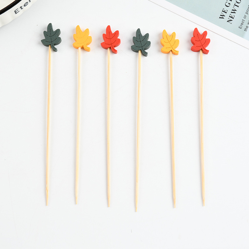 Un solo uso de palillos de fruta de hoja de arce palillos de dientes de dibujos animados palillos de fruta de hoja de arce palillos de dientes artísticos palillos de bambú al por mayor
