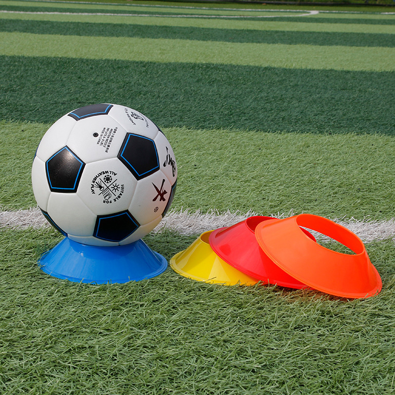 サッカーのバスケットボールのトレーニングの標識のディスクのサッカーのトレーニングの器材のボールは障害物のバスケットボールのボールを支えます。|undefined