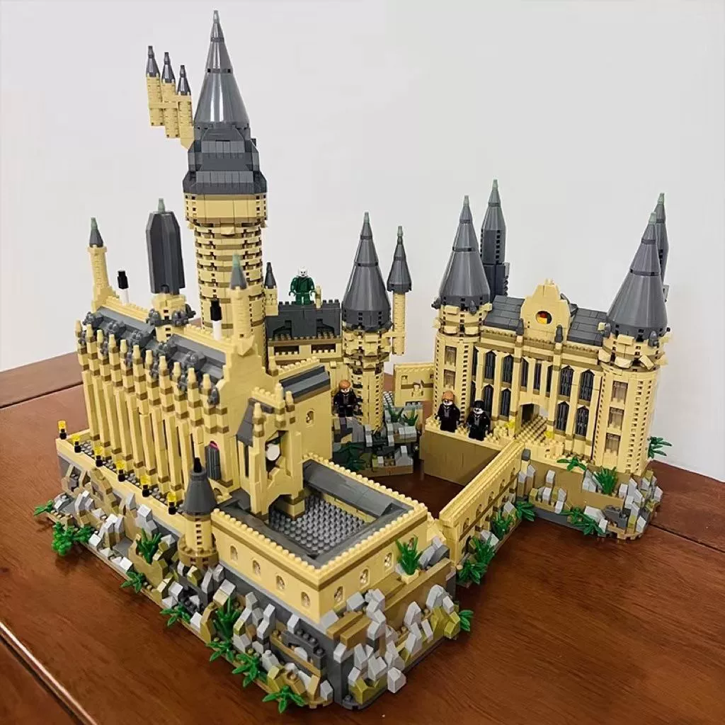 Конструктор (Lego) серия «Замок» — наборы из мелких деталей, модели достопримечательностей (разное количество деталей)