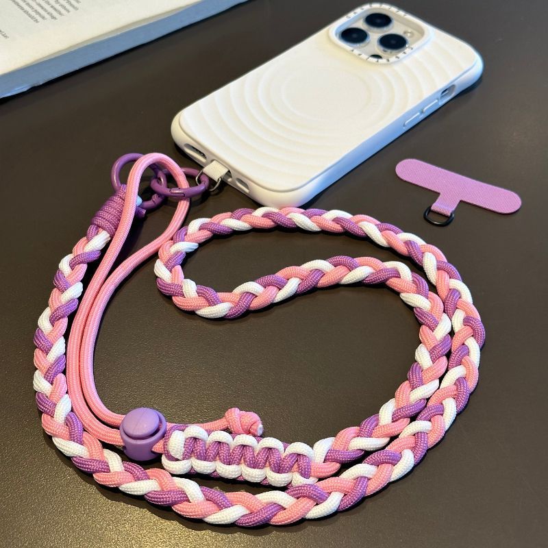 カラーの携帯電話のひもの3本の編みのロープの女子学生は斜めに背もたれのひもにまたがります。|undefined