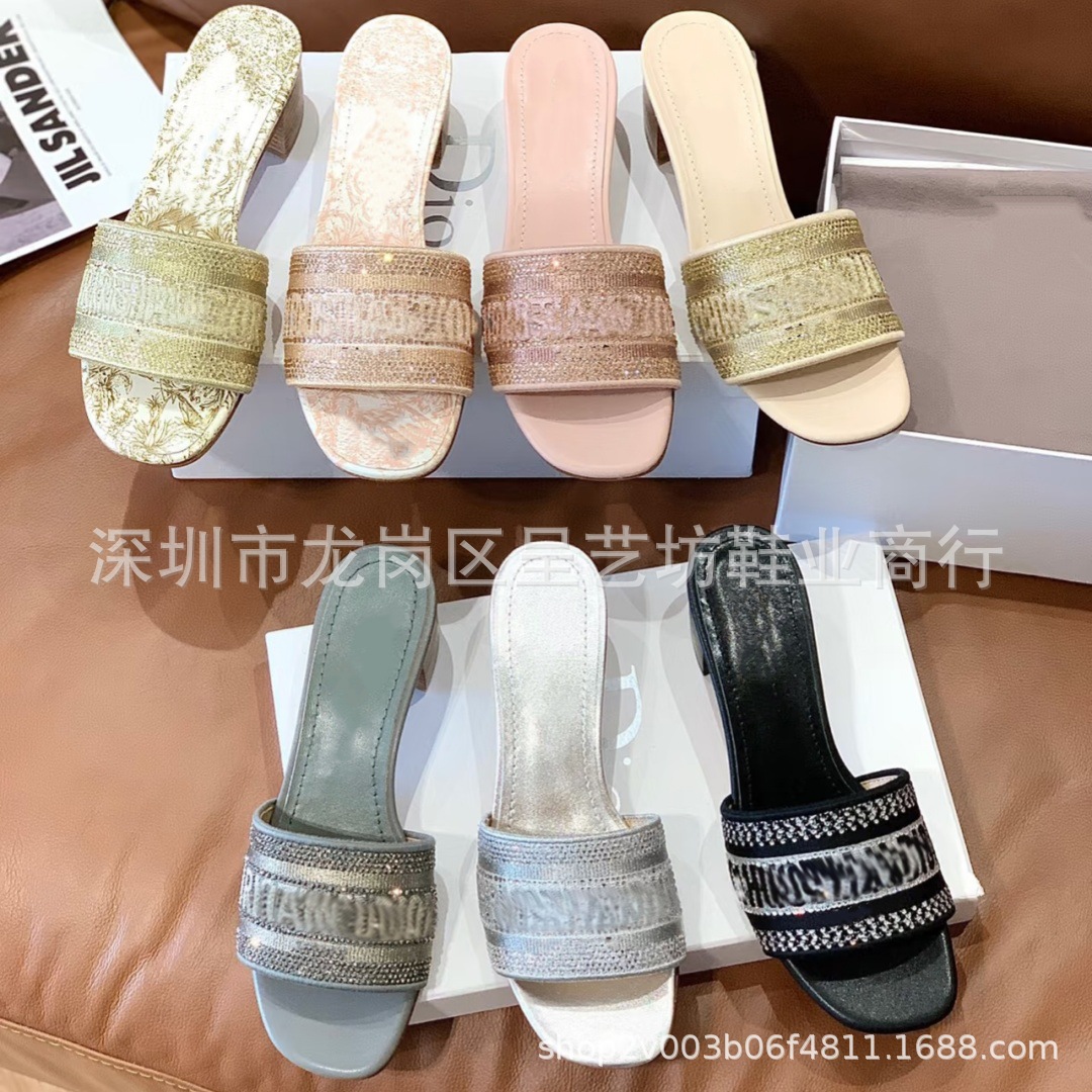 2026新款D家刺绣拖鞋女夏外穿粗跟水钻平底一字凉拖鞋外贸高跟鞋