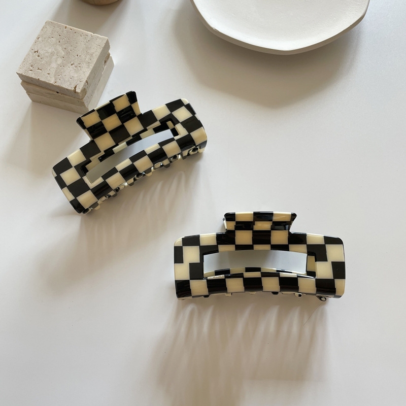 Korean Retro Black And White Checkerboard Pattern Gripping Clip, Internet Celebrity Style, Simple And Large Shark Clip To Catch Hair On The Back Of The Head
