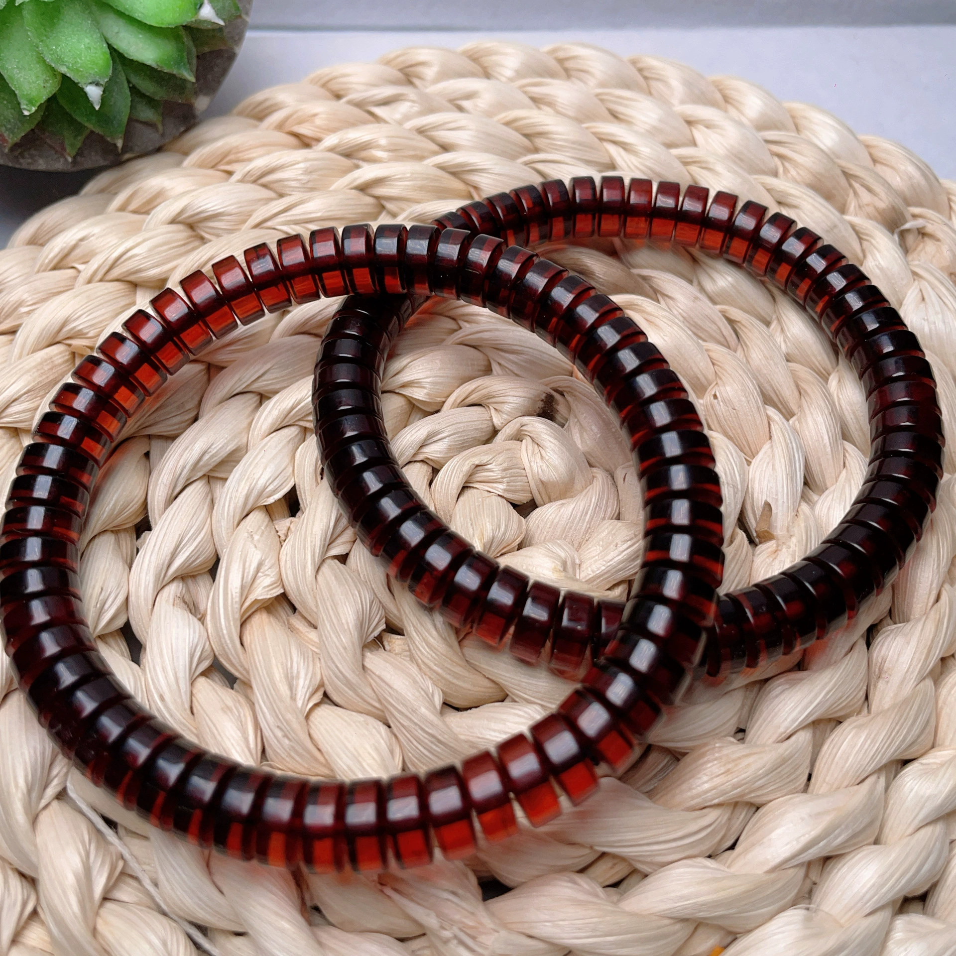 Браслет из натурального кровавого янтаря, прямой рез, тонкая работа, браслет из пчелиного воска, рассыпные бусины, унисекс, аксессуары, браслет из балтийского кровавого янтаря