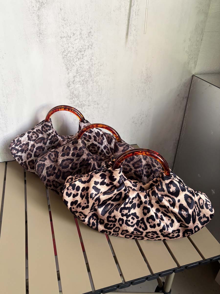 Estilo de celebridad de Internet 2023 nuevo bolso de nicho bolso de mano de mujer bolsa de nube de seda plisada cena verano bolso de mujer