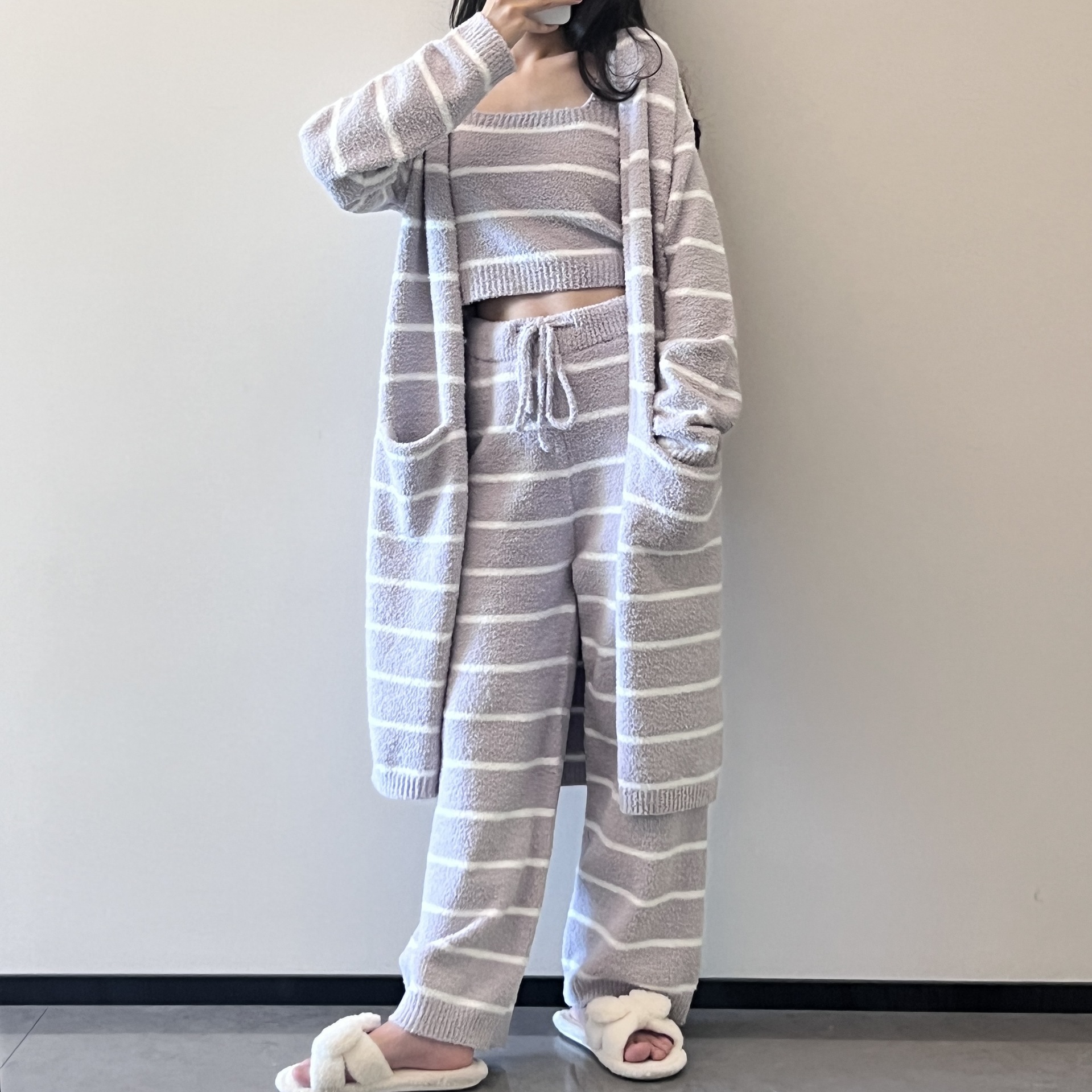 ストライプの半分のベルベットのパジャマの女性の月子服の3つのセットの保温性の厚いカーディガンの柔らかい綿の冬は家の服を着ることができます。