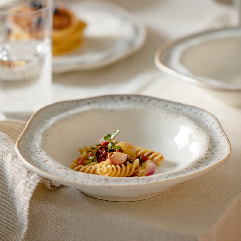 Alta sensación retro hecha a mano cubiertos de cerámica, carne, platos de comida occidentales, dulces, pan, platos, sopa de sopa