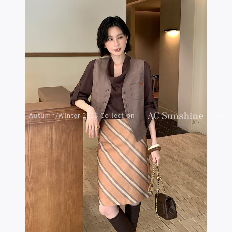 AC SUNSHINE retro cut modern commuter layered V-neck waist-cinching suede texture vest for women 19990