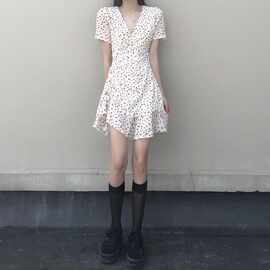 赫本风小众碎花连衣裙夏 2024新款V领桔梗初恋茶歇仙女不规则裙子