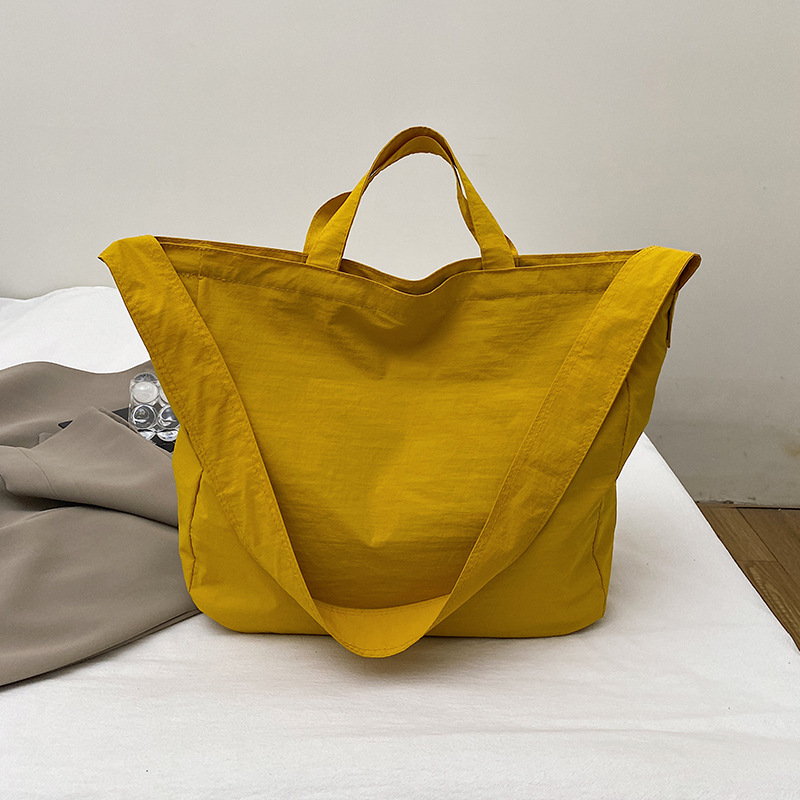 Coreano simple de gran capacidad 2024 invierno red roja ligera de color sólido bolso de hombro de mujer bolso de compras retro ocio bolso de mano