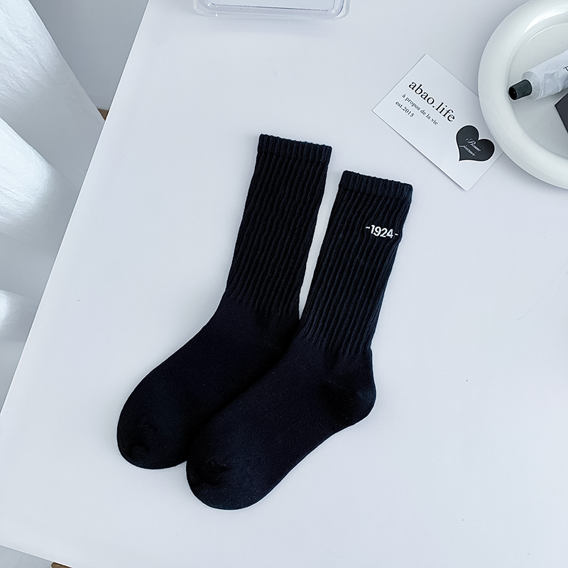 Medias calcetines mujeres primavera y otoño calcetines deportivas blancas y negras bordadas 1924 calcetines de moda calcetines letras de pila calcetines Zhuhai