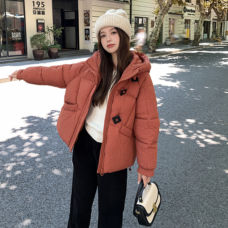 Chaqueta de algodón de pluma para mujeres 2024 nuevo tipo de pan de hebilla cuadrada de invierno suelta chaqueta de algodón con capuz chaqueta corta de mujer