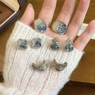 巨好看蓝色水晶耳环2026新爆款高级感轻奢气质小众设计咖啡金耳饰
