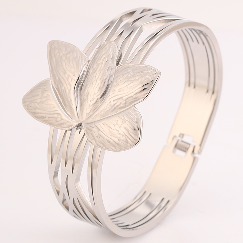 Brazalete de acero inoxidable China de ancho de viento Lotus hueco 18K oro de arena no decolor brazalete de acero de titanio joyas mujeres al por mayor