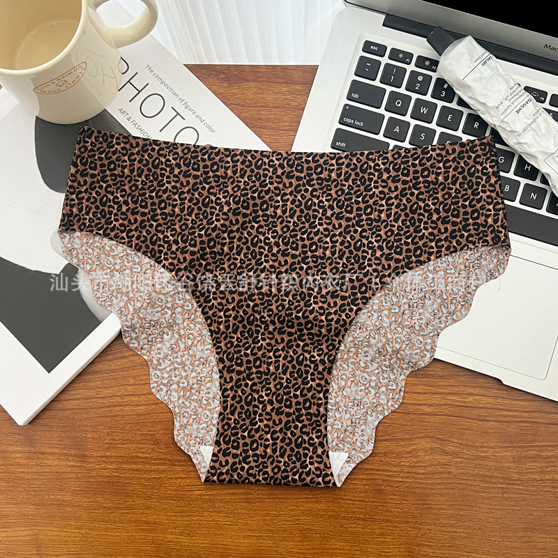 Europa y América calzoncillos de seda de hielo, entrepierna de algodón, estampado de leopardo caliente, calzoncillos de tamaño grande, calzoncillos de comercio exterior para mujeres.