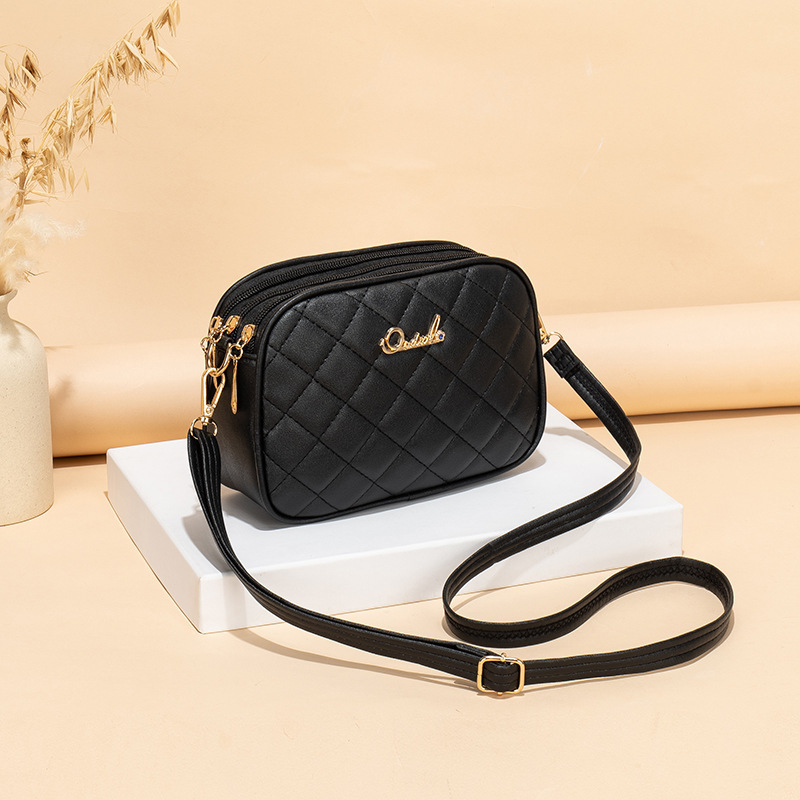 Gran capacidad de tres cremallera mochila 2024 nueva moda simple en forma de V diamante corazón bordado monocromático bolsa de cámara