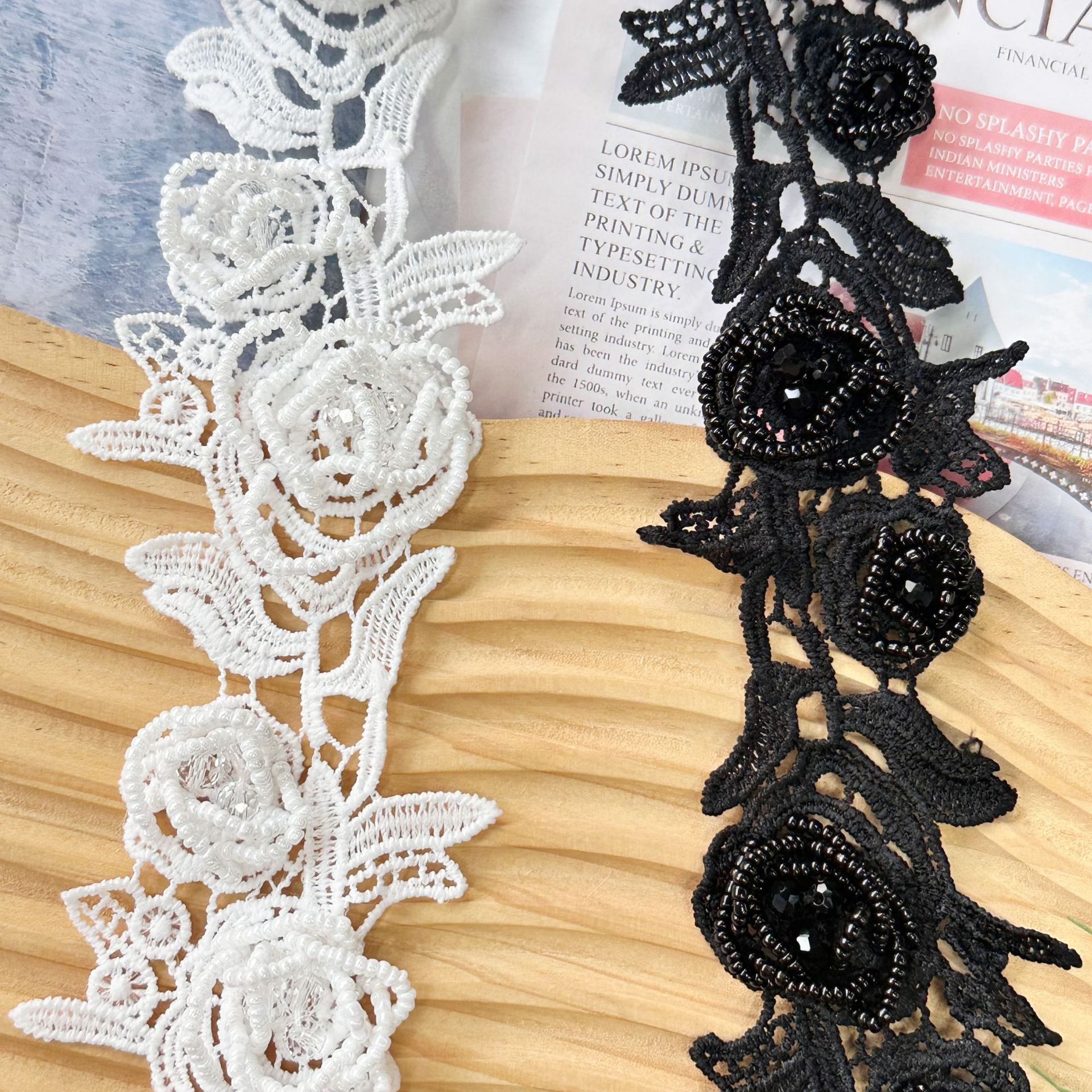 Exquisito encaje floral en blanco y negro, bordado tridimensional de rosas con cuentas de diamantes 13 líneas de accesorios de ropa