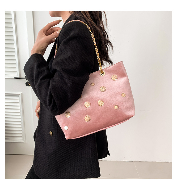 High-end and personalized hardware single-shoulder bag for women, new autumn 2024 collection, velvet chain handbag, stylish tote bag undefined