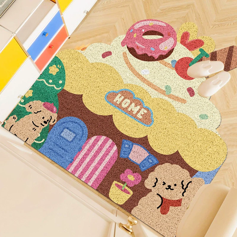 Симпатичные домашние коврики на дверном проеме