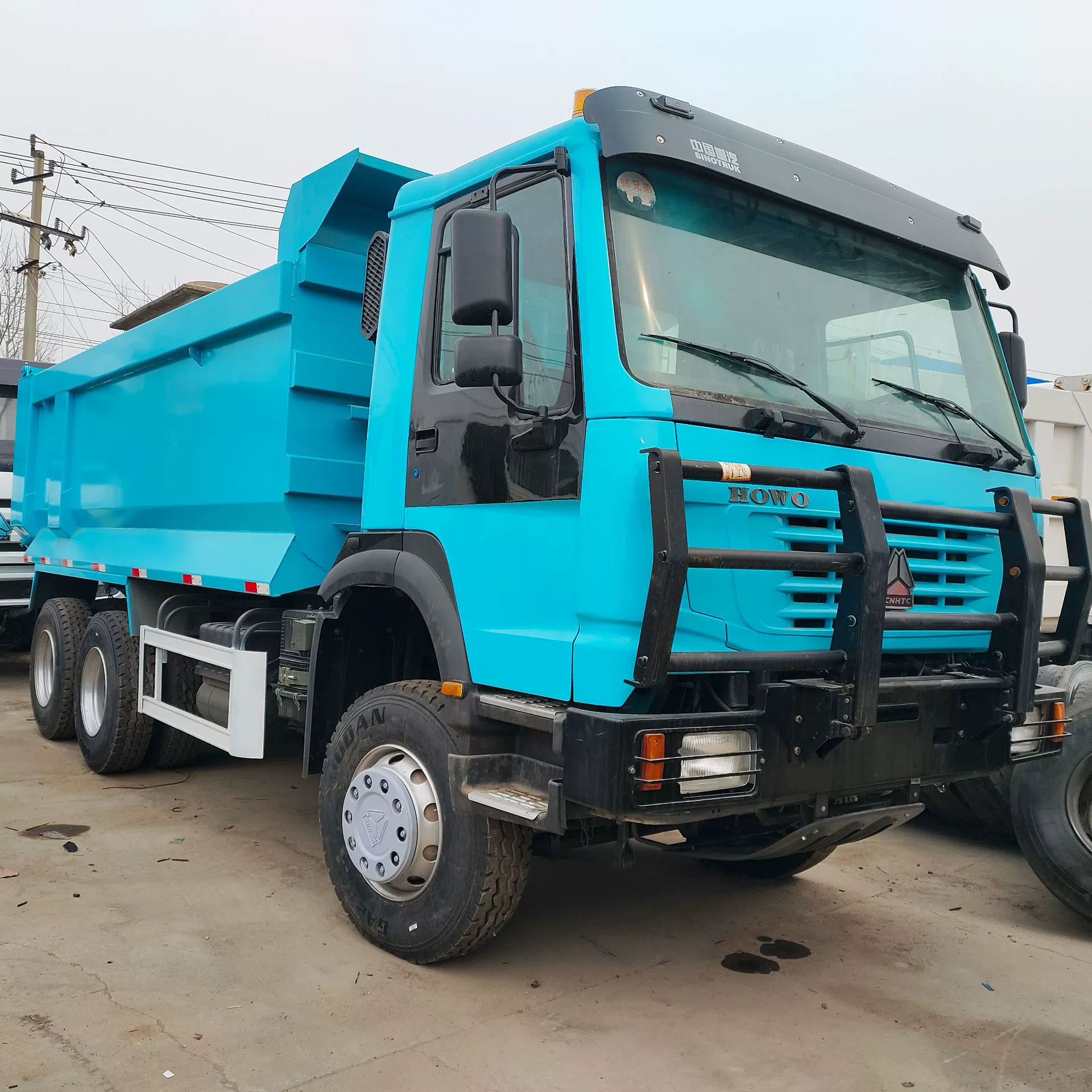 Экспорт фотографий тягачей SINOTRUK HOWO 371, самосвалов 6X4 и самосвалов 8X4 с двумя осями