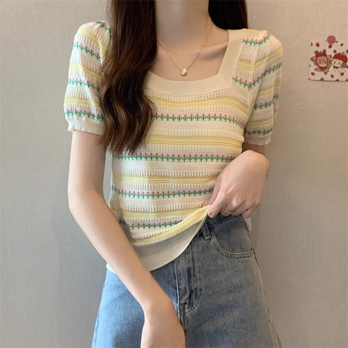 Fresh and cute floral-striped square-neck short-sleeved T-shirt for women—summer youthful top, loose-fitting and slimming.