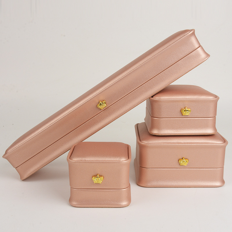 황금 허리; 반지 상자 (흰색 배경)