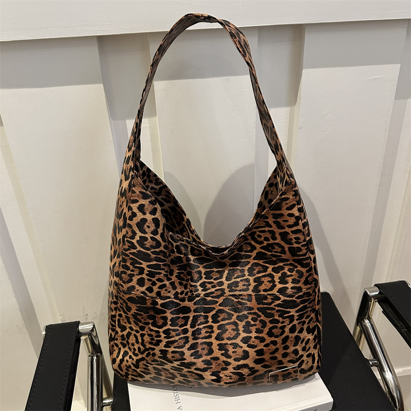 2024 nuevo estilo de moda extranjero estampado leopardo de gran capacidad bolsa de tote personalidad casual perezosa estilo de hombro bolso axilar