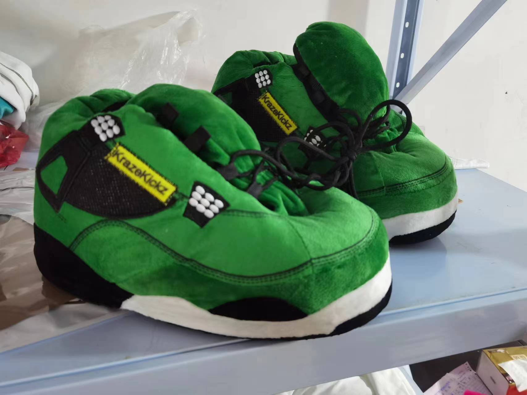 Tiktok mismo estilo parodia zapatos de grasa Coco pareja Zapatillas de algodón volver al futuro casa piso Kang hebilla 1 zapatos de algodón