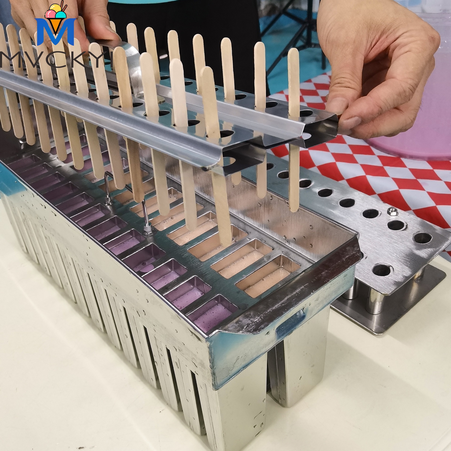 明毅工厂大型冰激凌生产设备出售 220V/110V商用冰棒机 可定制