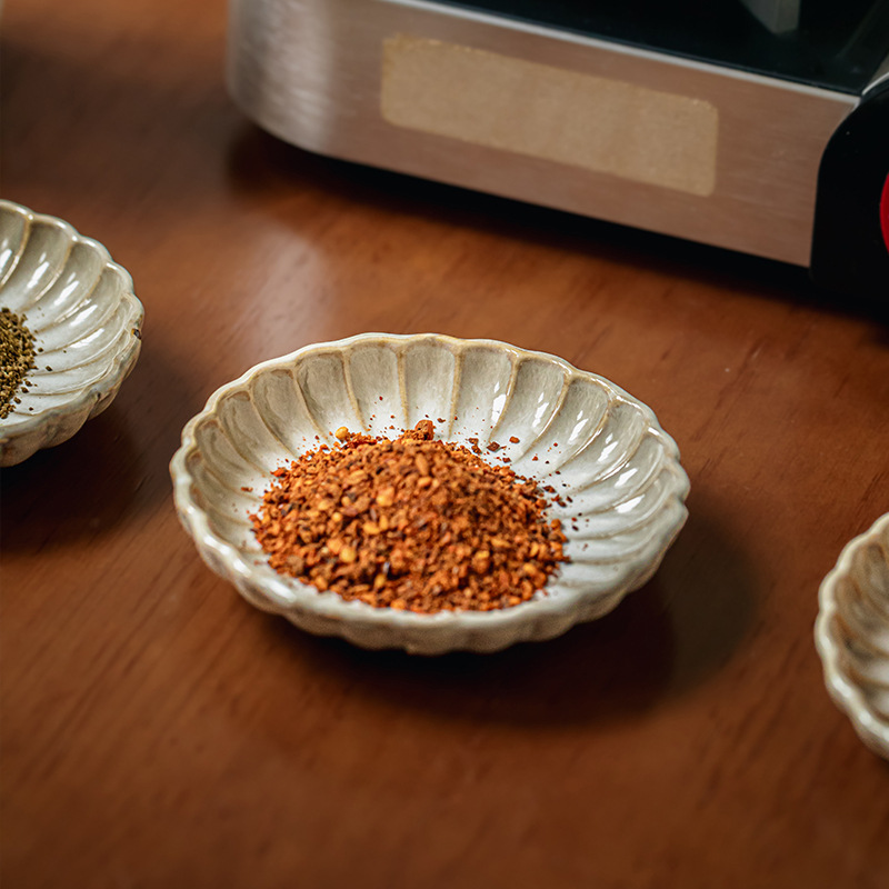 Plato con sabor a pétalos retro amarillo Fangju Plato de condimento japonés Plato pequeño de cerámica Salsa para barbacoa Plato pequeño Exportación transfronteriza