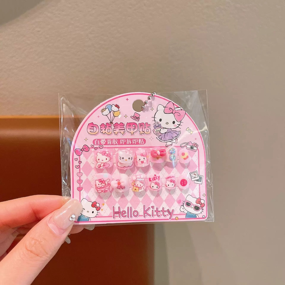 Uñas postizas Kuromi para niños en caja, lindas pegatinas de uñas removibles para niñas, pegatinas de uñas exquisitas de dibujos animados.